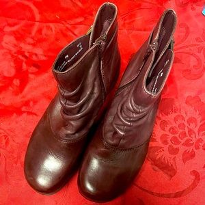 Used size 8 Clark boots
